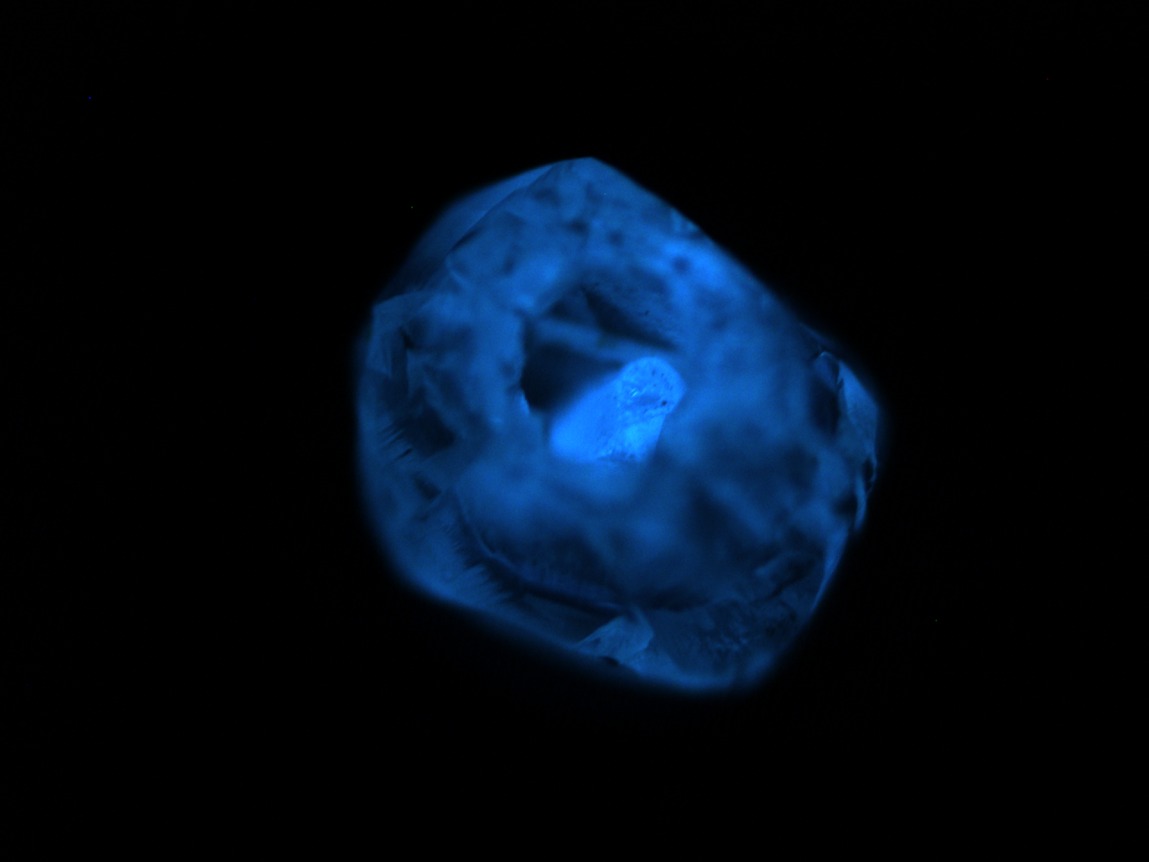 Fluorescence image showing an even blue colour acquired with De Beers Group Ignite
